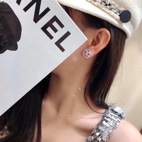 Chanel Новейшие объемные серьги-гвоздики с ажурной камелией из се