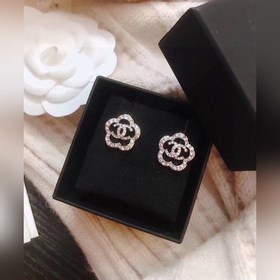 Chanel Новейшие объемные серьги-гвоздики с ажурной камелией из се