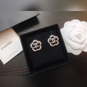Chanel Новейшие объемные серьги-гвоздики с ажурной камелией из се