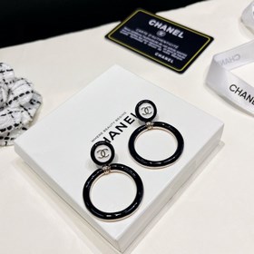 CHANEL Сережки-гвоздики с вырезанными буквами в форме круга. Клас