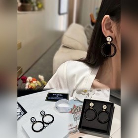 CHANEL Сережки-гвоздики с вырезанными буквами в форме круга. Клас