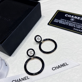CHANEL Сережки-гвоздики с вырезанными буквами в форме круга. Клас