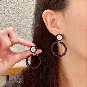 CHANEL Сережки-гвоздики с вырезанными буквами в форме круга. Клас