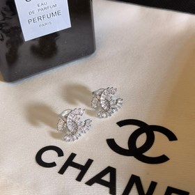 Chanel импортные серьги-гвоздики с буквамиз кристаллов Swarovski.