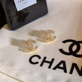 Chanel импортные серьги-гвоздики с буквамиз кристаллов Swarovski.