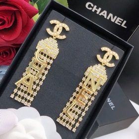 Chanel CHANEL Маленькие серьги с буквами бахромой, высокое качест