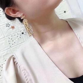 Chanel CHANEL Маленькие серьги с буквами бахромой, высокое качест