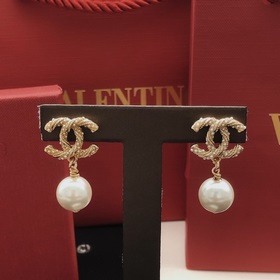 【Chanel кольцо с жемчужиной в форме спирали жемчужными серьгами. 