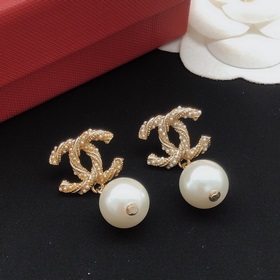 【Chanel кольцо с жемчужиной в форме спирали жемчужными серьгами. 