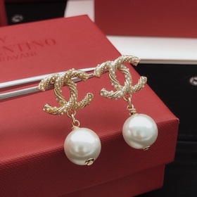 【Chanel кольцо с жемчужиной в форме спирали жемчужными серьгами. 
