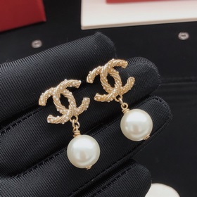 【Chanel кольцо с жемчужиной в форме спирали жемчужными серьгами. 