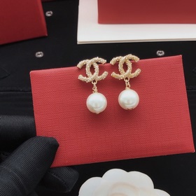 【Chanel кольцо с жемчужиной в форме спирали жемчужными серьгами. 