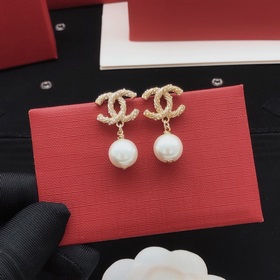 【Chanel кольцо с жемчужиной в форме спирали жемчужными серьгами. 