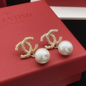 【Chanel кольцо с жемчужиной в форме спирали жемчужными серьгами. 