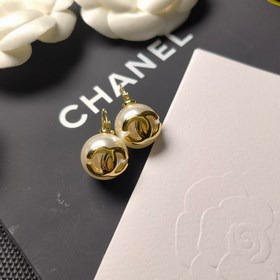 Серьги-гвоздики Chanel с жемчужиной, оригинальным логотипом. Модн