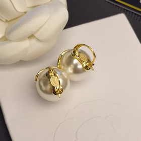 Серьги-гвоздики Chanel с жемчужиной, оригинальным логотипом. Модн
