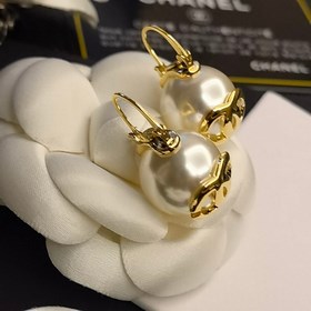 Серьги-гвоздики Chanel с жемчужиной, оригинальным логотипом. Модн