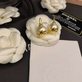 Серьги-гвоздики Chanel с жемчужиной, оригинальным логотипом. Модн