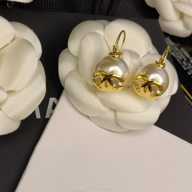 Серьги-гвоздики Chanel с жемчужиной, оригинальным логотипом. Модн