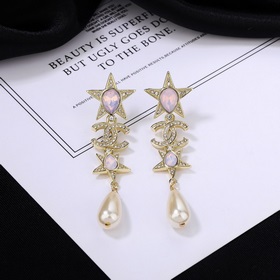 Chanel Звездные серьги Chanel Простой дизайн с двойной буквой C и