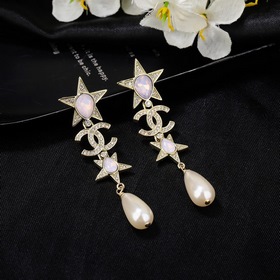 Chanel Звездные серьги Chanel Простой дизайн с двойной буквой C и