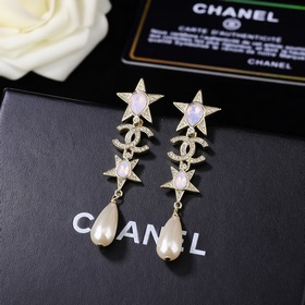 Chanel Звездные серьги Chanel Простой дизайн с двойной буквой C и