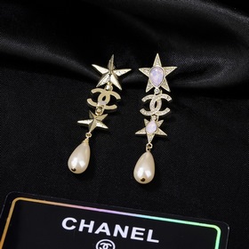 Chanel Звездные серьги Chanel Простой дизайн с двойной буквой C и