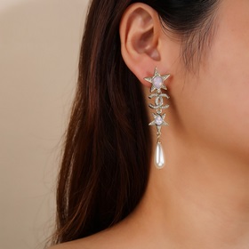 Chanel Звездные серьги Chanel Простой дизайн с двойной буквой C и