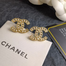 Chanel маленькие серьги-гвоздики с перфорированными буквами жемчу