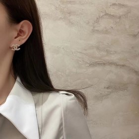 Chanel маленькие серьги-гвоздики с перфорированными буквами жемчу