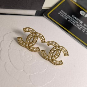 Chanel маленькие серьги-гвоздики с перфорированными буквами жемчу