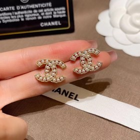Chanel маленькие серьги-гвоздики с перфорированными буквами жемчу