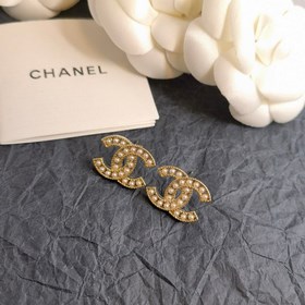 Chanel маленькие серьги-гвоздики с перфорированными буквами жемчу