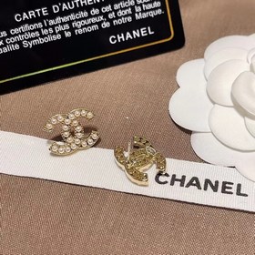 Chanel маленькие серьги-гвоздики с перфорированными буквами жемчу