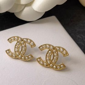 Chanel маленькие серьги-гвоздики с перфорированными буквами жемчу