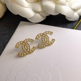 Chanel маленькие серьги-гвоздики с перфорированными буквами жемчу
