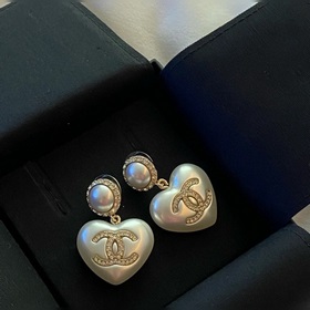 Серьги Chanel в форме сердечек выглядят тяжелыми, но на самом дел
