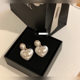 Серьги Chanel в форме сердечек выглядят тяжелыми, но на самом дел