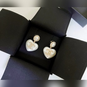 Серьги Chanel в форме сердечек выглядят тяжелыми, но на самом дел