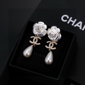 Серьги Chanel с двойным C, камелия и жемчугом с бриллиантами. Пот