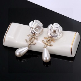 Серьги Chanel с двойным C, камелия и жемчугом с бриллиантами. Пот