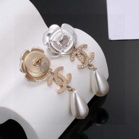 Серьги Chanel с двойным C, камелия и жемчугом с бриллиантами. Пот