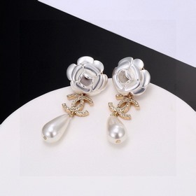 Серьги Chanel с двойным C, камелия и жемчугом с бриллиантами. Пот