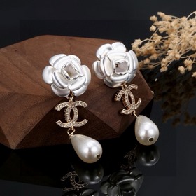 Серьги Chanel с двойным C, камелия и жемчугом с бриллиантами. Пот