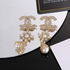 Сережки Chanel светло-золотого цвета, следующие последним тенденц