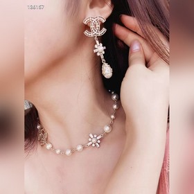 Сережки Chanel светло-золотого цвета, следующие последним тенденц