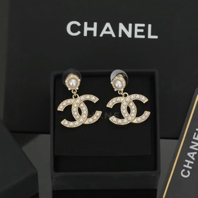 Chanel Классические серьги-гвоздики с жемчужинами двойным логотип