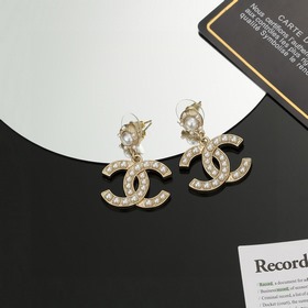 Chanel Классические серьги-гвоздики с жемчужинами двойным логотип