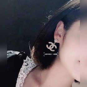 Chanel Классические серьги-гвоздики с жемчужинами двойным логотип
