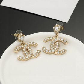 Chanel Классические серьги-гвоздики с жемчужинами двойным логотип